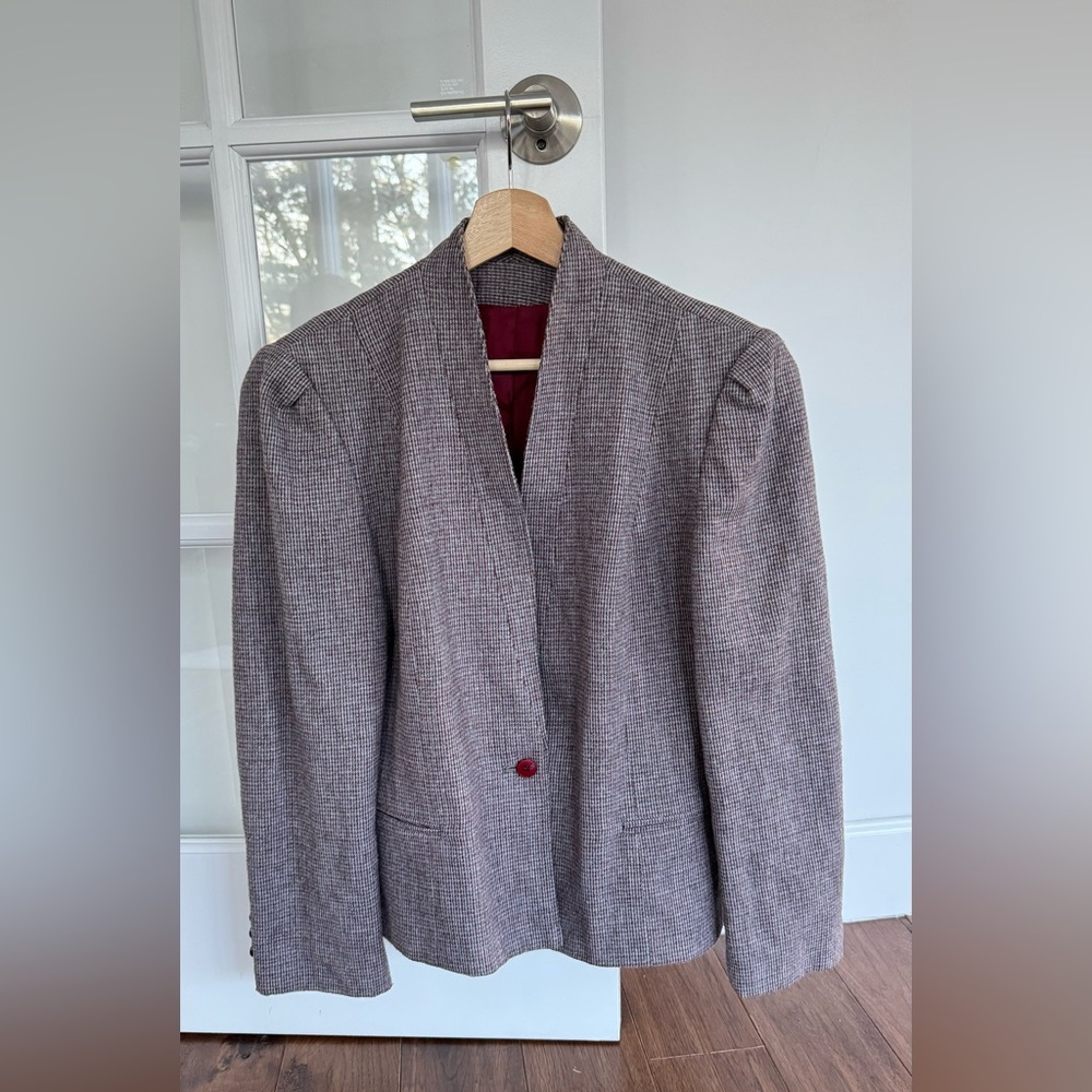 Stunning colors and beautiful cut blazer, easy to style %100 wool